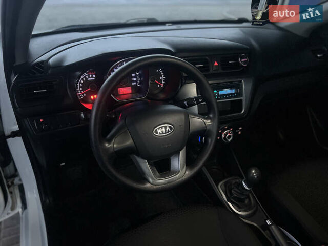 Белый Киа Рио, объемом двигателя 1.4 л и пробегом 150 тыс. км за 6499 $, фото 9 на Automoto.ua