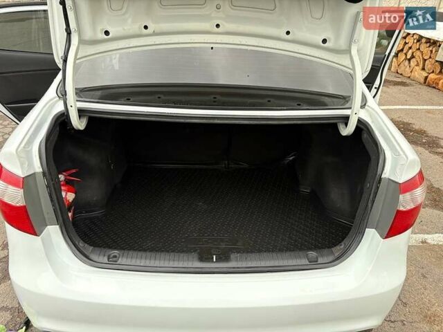 Білий Кіа Ріо, об'ємом двигуна 1.6 л та пробігом 91 тис. км за 8600 $, фото 12 на Automoto.ua