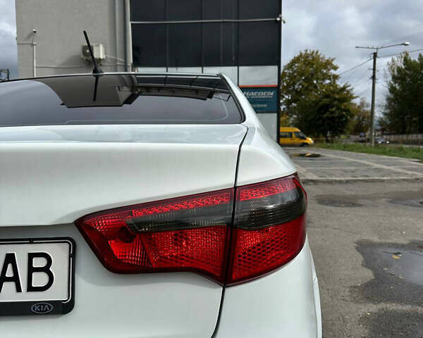 Белый Киа Рио, объемом двигателя 1.59 л и пробегом 149 тыс. км за 7800 $, фото 4 на Automoto.ua