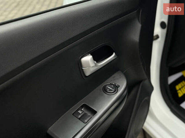 Белый Киа Рио, объемом двигателя 1.4 л и пробегом 200 тыс. км за 6900 $, фото 19 на Automoto.ua