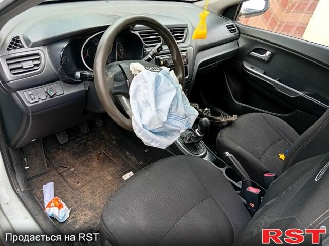 Білий Кіа Ріо, об'ємом двигуна 1.4 л та пробігом 289 тис. км за 3400 $, фото 5 на Automoto.ua