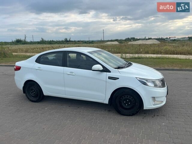 Белый Киа Рио, объемом двигателя 1.59 л и пробегом 262 тыс. км за 5700 $, фото 2 на Automoto.ua