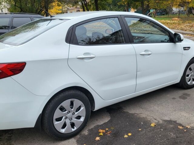 Белый Киа Рио, объемом двигателя 1.4 л и пробегом 153 тыс. км за 8300 $, фото 4 на Automoto.ua