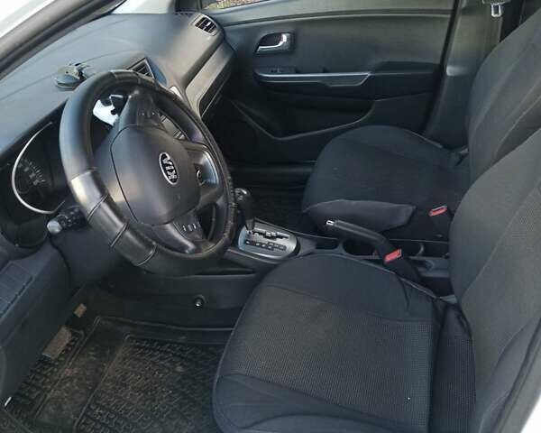 Білий Кіа Ріо, об'ємом двигуна 1.4 л та пробігом 87 тис. км за 8000 $, фото 12 на Automoto.ua