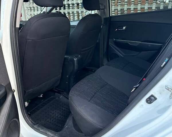 Белый Киа Рио, объемом двигателя 1.59 л и пробегом 222 тыс. км за 8600 $, фото 3 на Automoto.ua