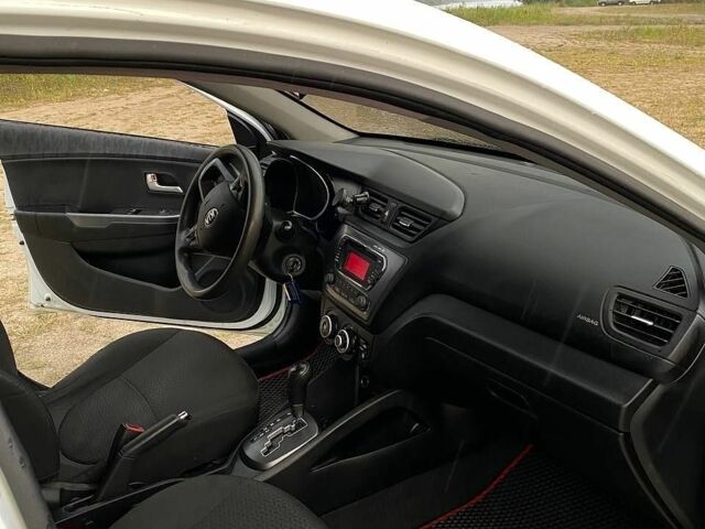 Білий Кіа Ріо, об'ємом двигуна 1.4 л та пробігом 258 тис. км за 6200 $, фото 8 на Automoto.ua