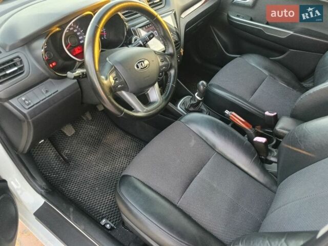 Белый Киа Рио, объемом двигателя 1.4 л и пробегом 160 тыс. км за 8500 $, фото 9 на Automoto.ua