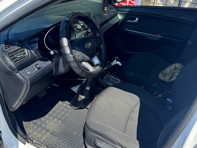 Белый Киа Рио, объемом двигателя 1.4 л и пробегом 222 тыс. км за 6900 $, фото 7 на Automoto.ua