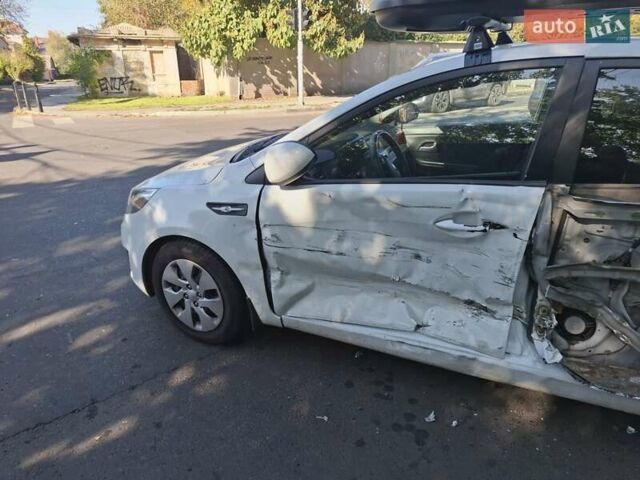 Белый Киа Рио, объемом двигателя 1.4 л и пробегом 108 тыс. км за 4000 $, фото 4 на Automoto.ua