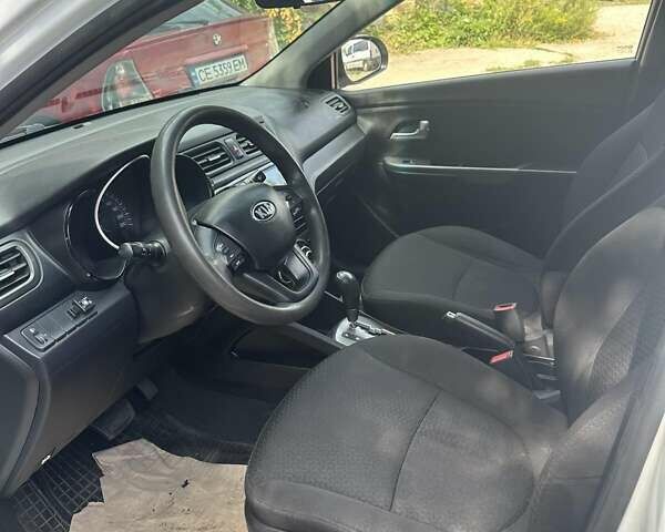 Белый Киа Рио, объемом двигателя 1.4 л и пробегом 270 тыс. км за 7500 $, фото 3 на Automoto.ua