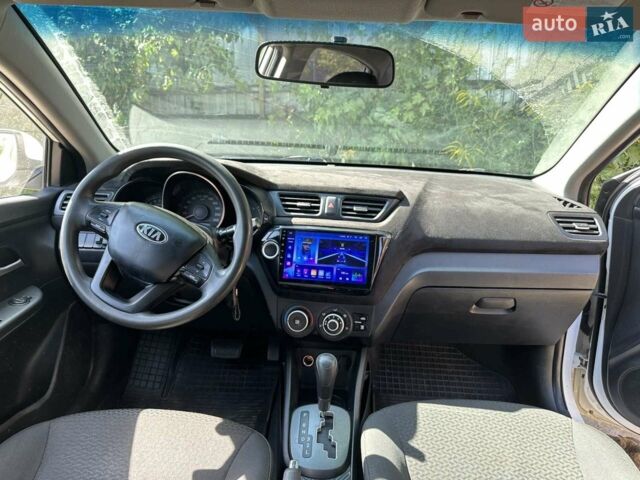 Белый Киа Рио, объемом двигателя 1.4 л и пробегом 270 тыс. км за 7500 $, фото 4 на Automoto.ua