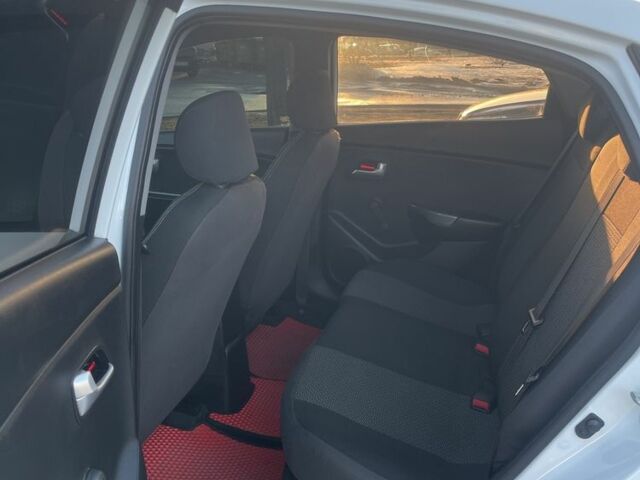 Білий Кіа Ріо, об'ємом двигуна 1.4 л та пробігом 248 тис. км за 7499 $, фото 7 на Automoto.ua