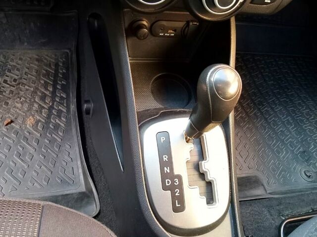 Білий Кіа Ріо, об'ємом двигуна 1.4 л та пробігом 870 тис. км за 7500 $, фото 6 на Automoto.ua