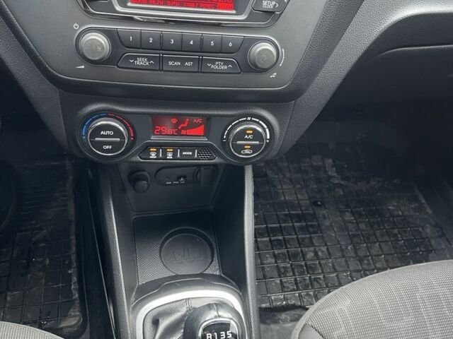 Білий Кіа Ріо, об'ємом двигуна 1.6 л та пробігом 148 тис. км за 7550 $, фото 7 на Automoto.ua