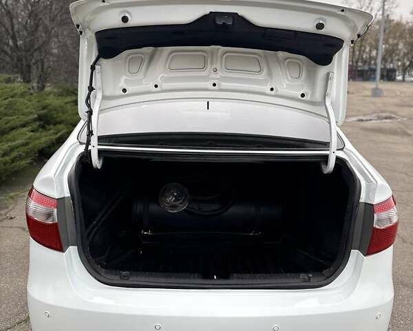 Белый Киа Рио, объемом двигателя 1.4 л и пробегом 140 тыс. км за 7800 $, фото 21 на Automoto.ua
