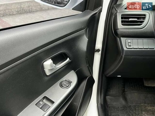 Белый Киа Рио, объемом двигателя 1.4 л и пробегом 125 тыс. км за 8000 $, фото 14 на Automoto.ua