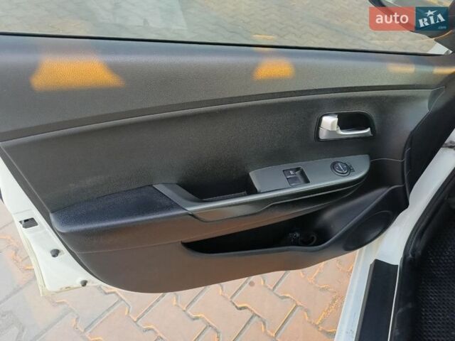 Белый Киа Рио, объемом двигателя 1.4 л и пробегом 160 тыс. км за 8500 $, фото 14 на Automoto.ua