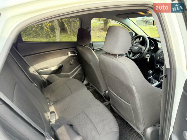 Белый Киа Рио, объемом двигателя 1.4 л и пробегом 301 тыс. км за 5999 $, фото 11 на Automoto.ua