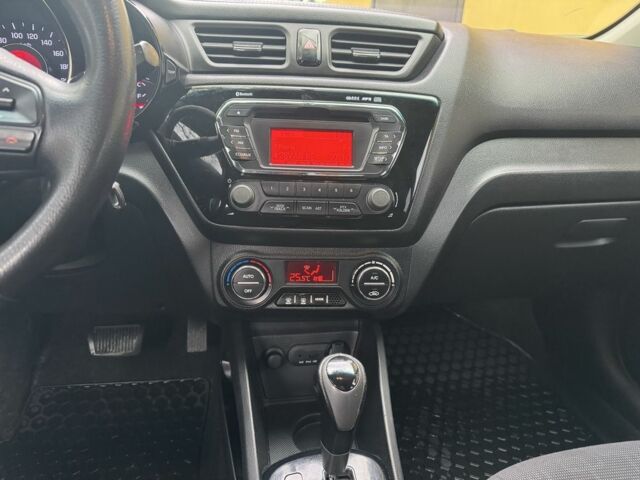 Белый Киа Рио, объемом двигателя 1.6 л и пробегом 173 тыс. км за 7800 $, фото 7 на Automoto.ua