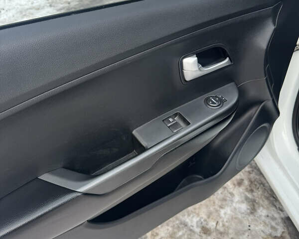 Белый Киа Рио, объемом двигателя 1.4 л и пробегом 178 тыс. км за 7500 $, фото 26 на Automoto.ua