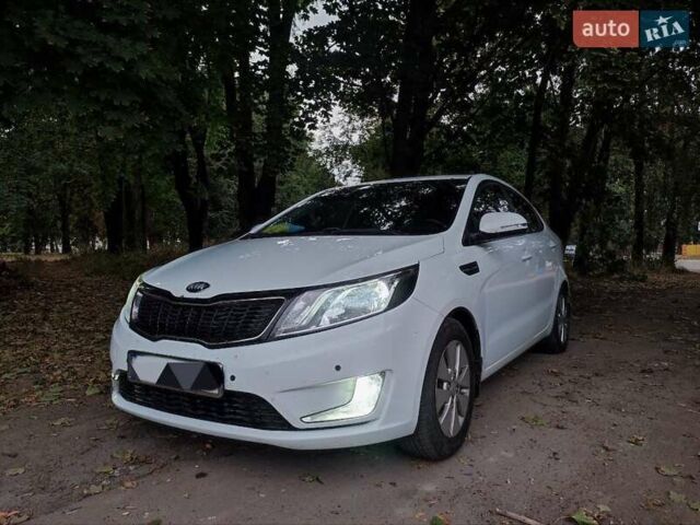 Белый Киа Рио, объемом двигателя 1.59 л и пробегом 172 тыс. км за 9000 $, фото 1 на Automoto.ua