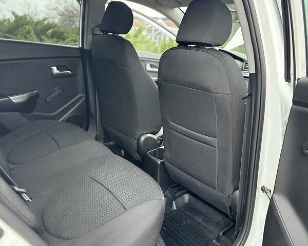 Белый Киа Рио, объемом двигателя 1.4 л и пробегом 140 тыс. км за 7800 $, фото 16 на Automoto.ua