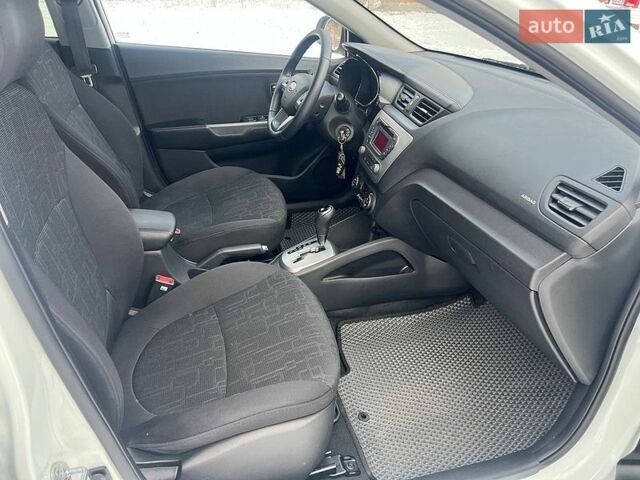 Белый Киа Рио, объемом двигателя 1.4 л и пробегом 125 тыс. км за 8300 $, фото 24 на Automoto.ua