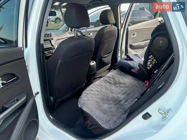Белый Киа Рио, объемом двигателя 1.59 л и пробегом 143 тыс. км за 10500 $, фото 12 на Automoto.ua
