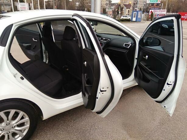 Белый Киа Рио, объемом двигателя 1.4 л и пробегом 83 тыс. км за 10200 $, фото 6 на Automoto.ua