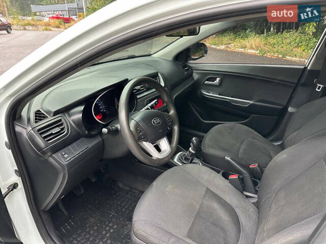 Белый Киа Рио, объемом двигателя 1.4 л и пробегом 208 тыс. км за 5500 $, фото 6 на Automoto.ua