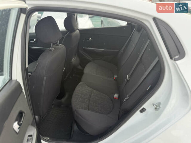Белый Киа Рио, объемом двигателя 1.6 л и пробегом 148 тыс. км за 7800 $, фото 15 на Automoto.ua