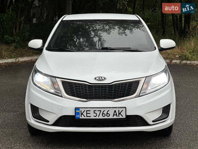Белый Киа Рио, объемом двигателя 1.4 л и пробегом 208 тыс. км за 5500 $, фото 2 на Automoto.ua