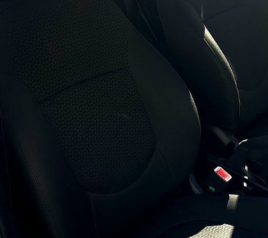 Белый Киа Рио, объемом двигателя 1.4 л и пробегом 176 тыс. км за 8000 $, фото 2 на Automoto.ua