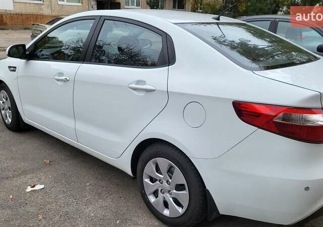 Белый Киа Рио, объемом двигателя 1.4 л и пробегом 153 тыс. км за 8300 $, фото 2 на Automoto.ua