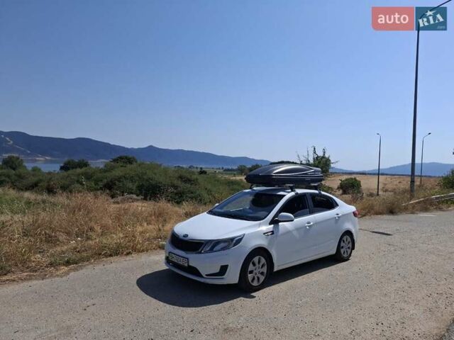 Белый Киа Рио, объемом двигателя 1.4 л и пробегом 108 тыс. км за 4000 $, фото 2 на Automoto.ua