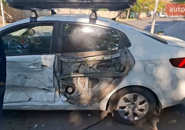 Белый Киа Рио, объемом двигателя 1.4 л и пробегом 108 тыс. км за 4000 $, фото 13 на Automoto.ua