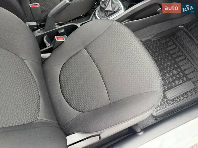 Белый Киа Рио, объемом двигателя 1.4 л и пробегом 23 тыс. км за 9900 $, фото 30 на Automoto.ua