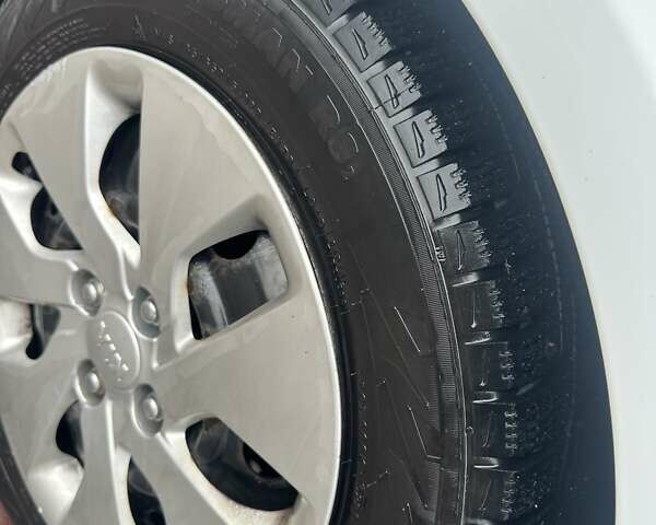 Білий Кіа Ріо, об'ємом двигуна 1.4 л та пробігом 121 тис. км за 8700 $, фото 5 на Automoto.ua