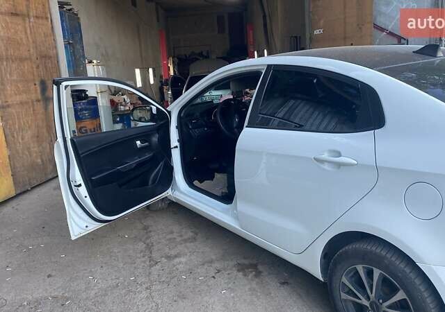 Белый Киа Рио, объемом двигателя 1.4 л и пробегом 270 тыс. км за 7500 $, фото 6 на Automoto.ua