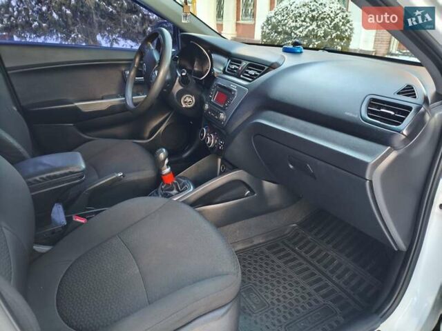 Белый Киа Рио, объемом двигателя 1.4 л и пробегом 144 тыс. км за 7700 $, фото 20 на Automoto.ua