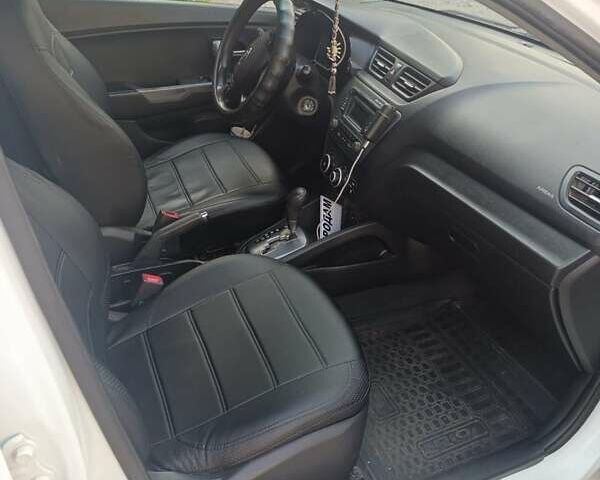 Белый Киа Рио, объемом двигателя 1.4 л и пробегом 180 тыс. км за 8000 $, фото 5 на Automoto.ua