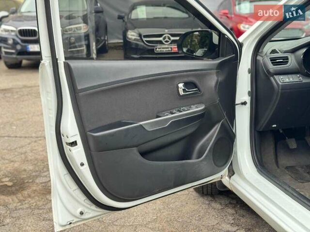 Белый Киа Рио, объемом двигателя 1.6 л и пробегом 105 тыс. км за 7790 $, фото 19 на Automoto.ua