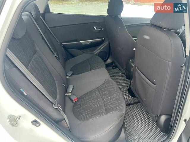 Белый Киа Рио, объемом двигателя 1.4 л и пробегом 125 тыс. км за 8300 $, фото 22 на Automoto.ua