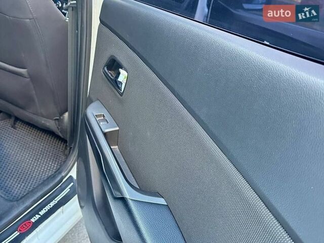 Белый Киа Рио, объемом двигателя 1.6 л и пробегом 135 тыс. км за 9000 $, фото 12 на Automoto.ua
