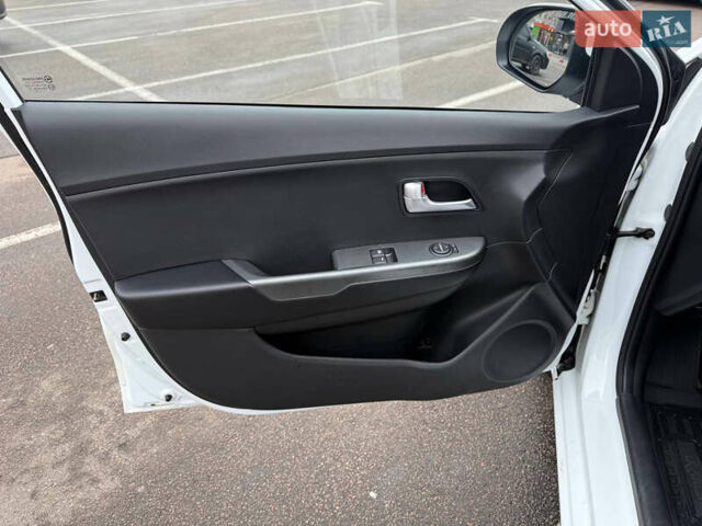 Белый Киа Рио, объемом двигателя 1.4 л и пробегом 23 тыс. км за 9900 $, фото 15 на Automoto.ua