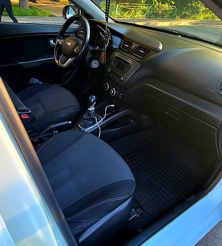 Білий Кіа Ріо, об'ємом двигуна 1.4 л та пробігом 232 тис. км за 7450 $, фото 4 на Automoto.ua