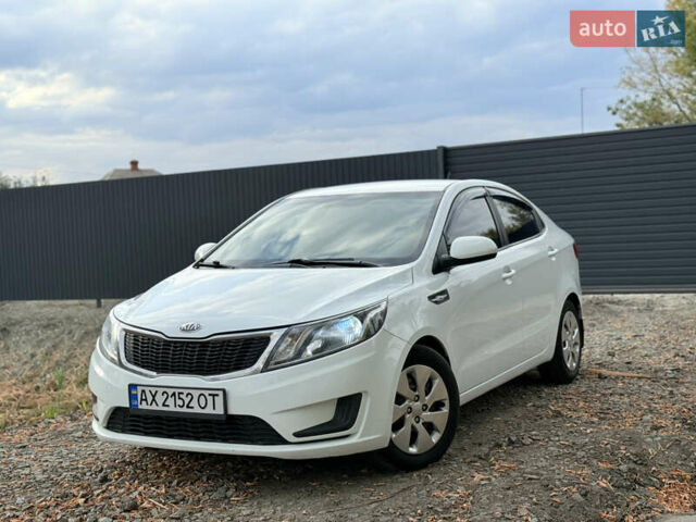 Білий Кіа Ріо, об'ємом двигуна 1.4 л та пробігом 301 тис. км за 6100 $, фото 11 на Automoto.ua