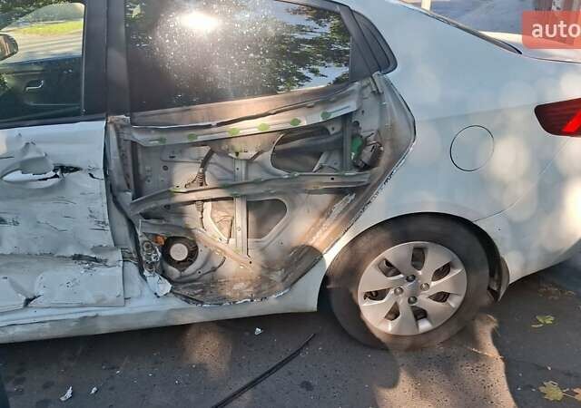 Белый Киа Рио, объемом двигателя 1.4 л и пробегом 108 тыс. км за 4000 $, фото 15 на Automoto.ua