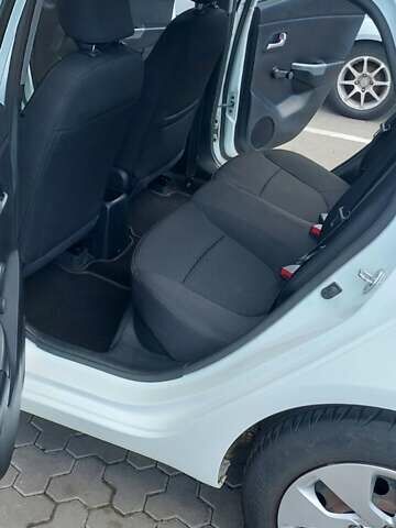 Білий Кіа Ріо, об'ємом двигуна 1.6 л та пробігом 73 тис. км за 9500 $, фото 6 на Automoto.ua