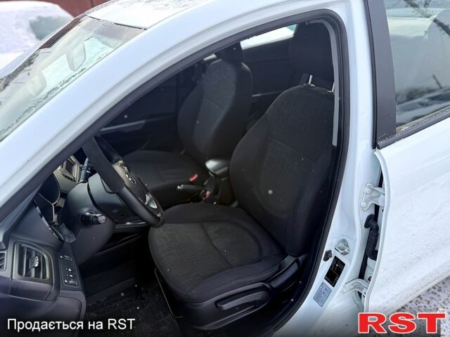 Білий Кіа Ріо, об'ємом двигуна 1.6 л та пробігом 14800 тис. км за 7800 $, фото 7 на Automoto.ua